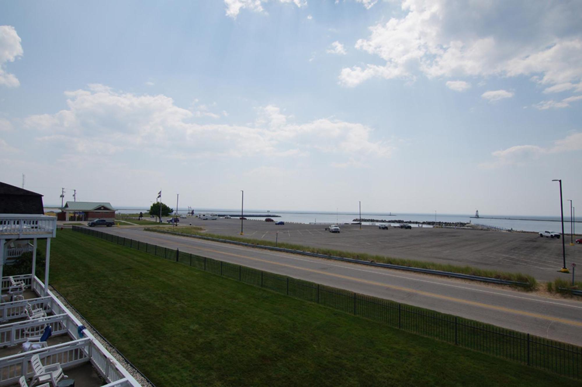 Snyders Shoreline Inn Ludington Exterior foto